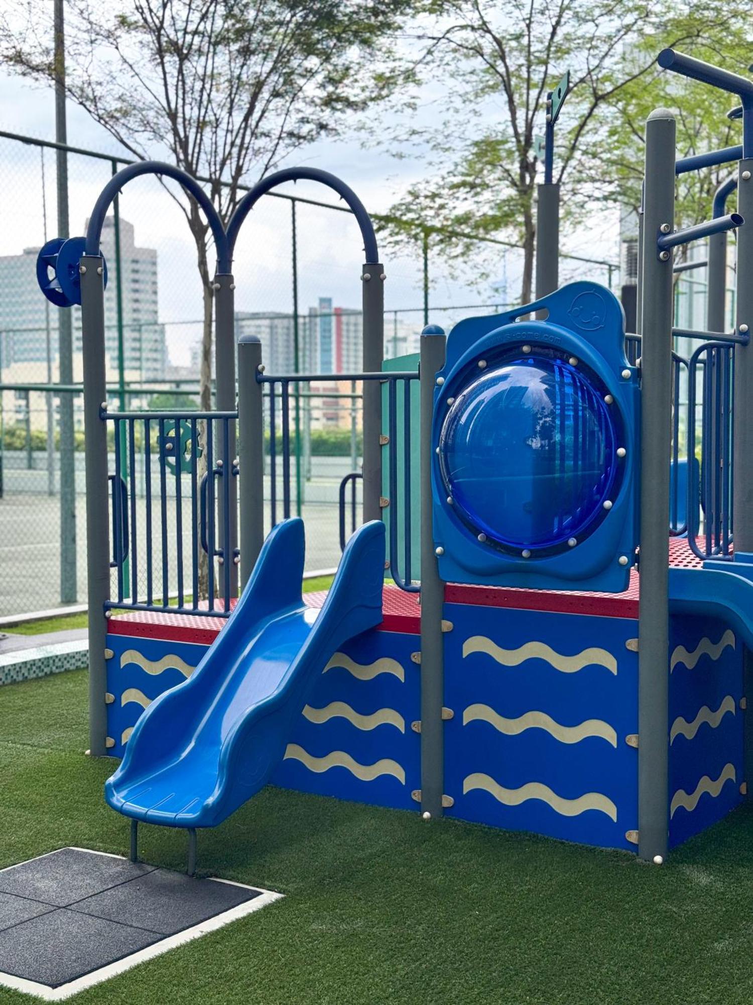 Drapport Got Bathtub & Kids Game By Iconique Appartement